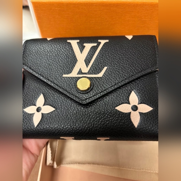 Louis Vuitton Victorine Wallet - Picture 1 of 9